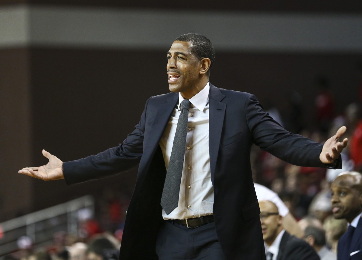 Connecticut Huskies head coach Kevin Ollie